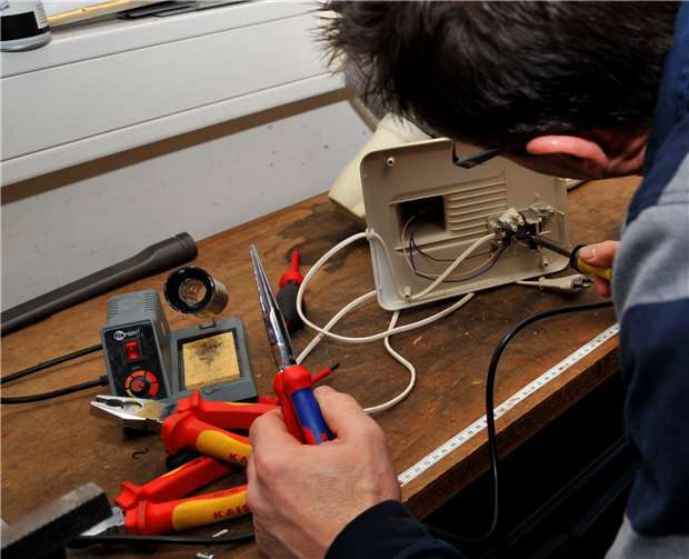 Kostenlos und fachmännisch werden hier defekte Elektro-Geräte repariert. Foto: Stadt Andernach/Maurer