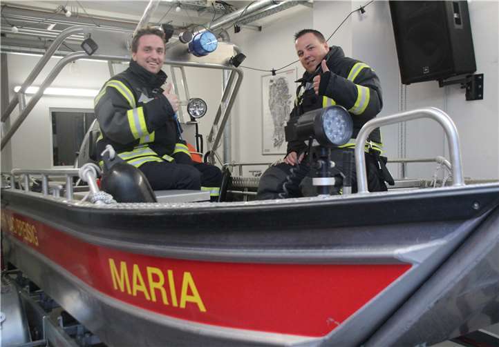 Kostenlos wie alle Angebote: Auch eine Bootsführer-Ausbildungfür das Feuerwehrboot gibt es bei der Feuerwehr Bad Breisig. Das klingtverlockend, meinen Marcel Caspers und Martin Kunz (v.l.). Foto: KMI