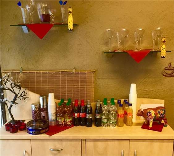 Kostenlose Getränke und Gebäck stehen den Kunden während der Wartezeit zur Verfügung.