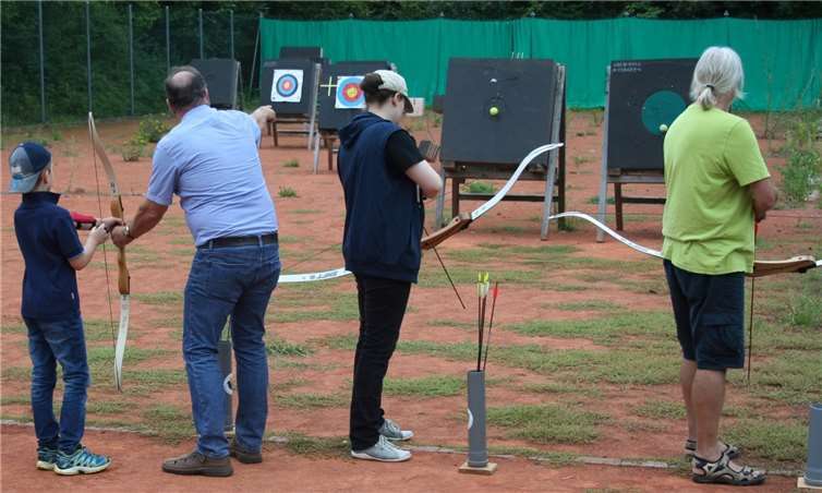 Kostenloses „Schnuppern“ (hier mit Rudolf, 2. V. l.) ist bei den Bogenschützen in Rheinbach-Wormersdorf ein Publikumsmagnet. Wie man sieht, in jeder Altersklasse.Foto: privat