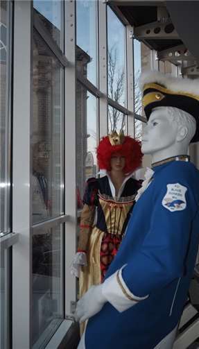 Kostüm der Herzkönigin hinter der Glasfassade des Rathauses in Mendig.