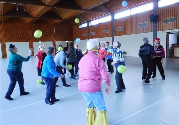 Kostümiert nahmen die Senioren an der Gymnastikstunde teil. privat
