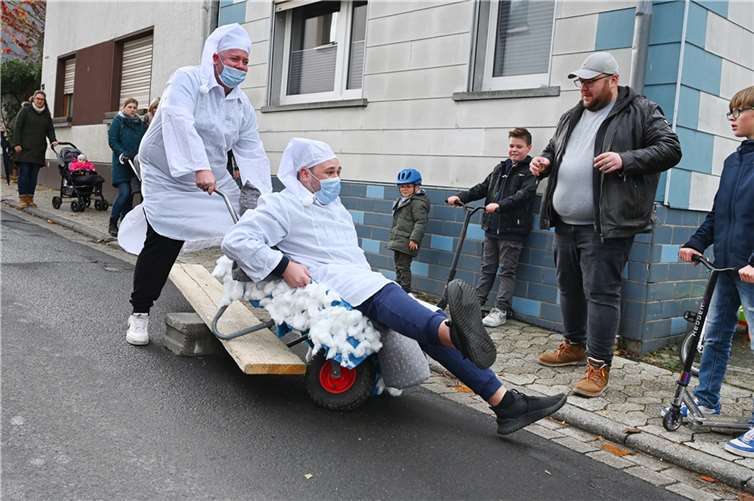 Schürreskarrerennen war wieder das Highlight Kostümiert und mit den geschmückten Schürreskarren ging es auf die Rennstrecke durch Löhndorf. Foto: RASCH