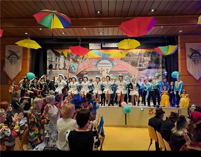 Kostümierte Menschen, atemberaubende Tanzgruppen, Solomariechen, Redner und Prinz Sven mit Confluentia Lisa inkl. dem Hofstaat von den KG Neuendorf machten sich auf den Weg, um mit der KFK Schälsjer aus Pfaffendorf dort die stimmungshafte Prunksitzung der Schälsjer zu feiern. Foto: privat