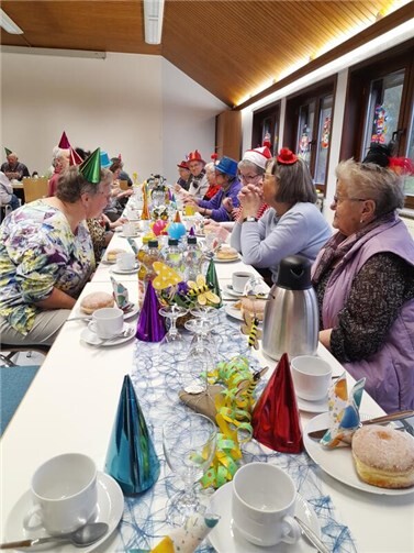 Kostümierungen durften neben guter Stimmung beim karnevalistischen Klappcafé natürlich nicht fehlen.  Foto: Sigird Fichte