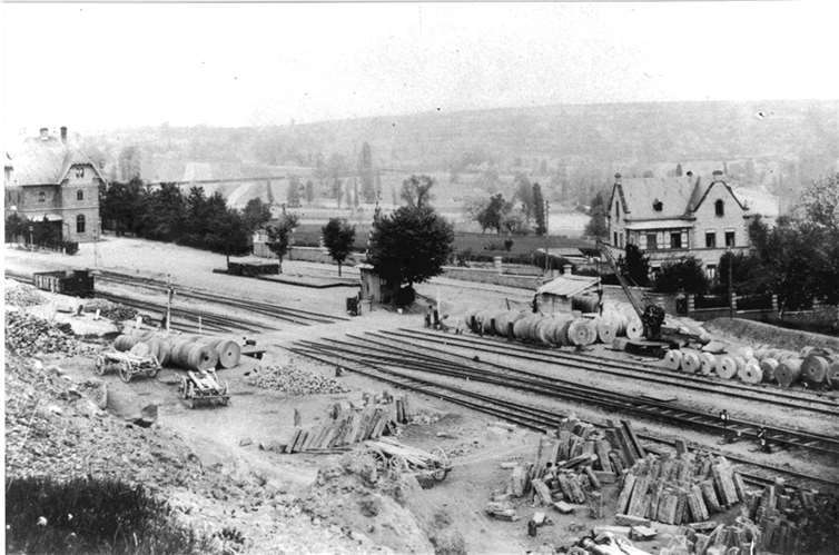 Kottenheim um 1900. Links im Bild ist der Bahnhof zu erkennen. Entlang der Gleise warten zahlreiche Mühlsteine auf ihren Abtransport.  Quelle: Mühlsteinrevier RheinEifel