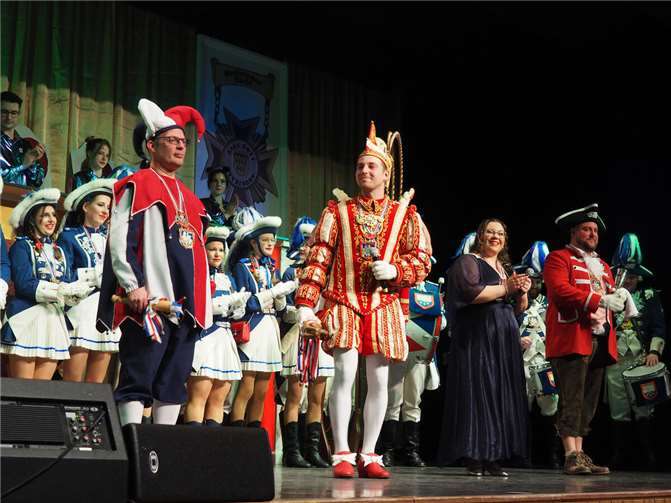 Ein Kaleidoskop der guten Laune in der Ettringer Hochsimmerhalle Kottenheims Prinz „Hendrik I.“ mit Garde und Gefolge. Foto: BS