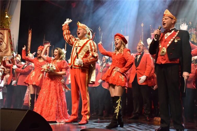 Kowelenz Olau riefen AKK Präsident Andreas Münch rechts und das neue Tollitätenpaar Prinz Oli und Confluentia Ricarda. Fotos: HEP