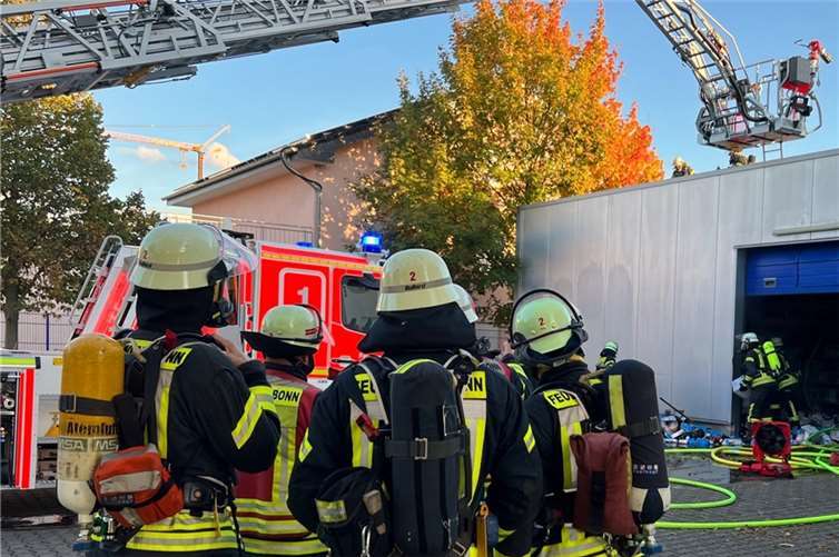 Kräfte an der Einsatzstelle.  Foto: Picasa/Feuerwehr und Rettungsdienst Bonn