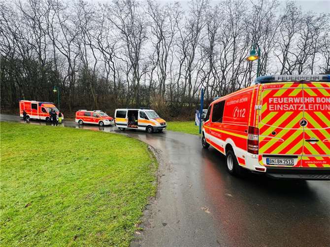 Kräfte an der Einsatzstelle.Foto: Feuerwehr und Rettungsdienst Bonn
