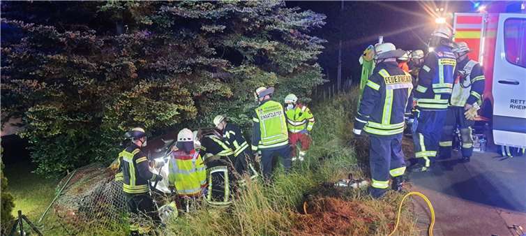 Kräfte der Freiwilligen Feuerwehr Königswinter beim Einsatz an der L143.  Foto: Freiwillige Feuerwehr Königswinter