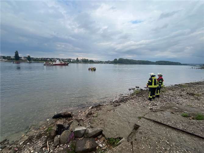 Kräfte von Feuerwehr und der DRK Wasserwacht bei der Bergung des versunkenen E-Autos. Foto: Feuerwehr und Rettungsdienst Bonn