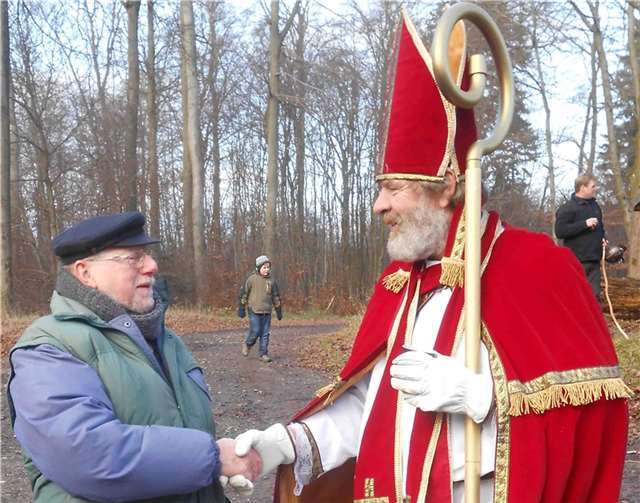 Kräftemessen: RVK-Vorsitzender Charly Peters (links) und Sankt Nikolaus (Bernd Petry) sind bereits seit vielen Jahren für ihre Fan-Gemeinde in Amt und Würden.