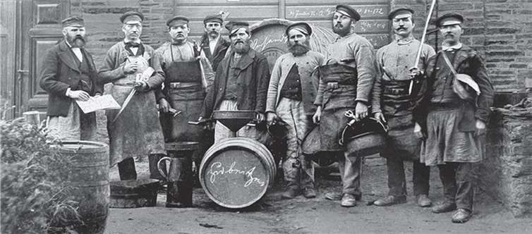 Kräftig angepackt: Gründungsmitglieder des Mayschosser Winzervereins 1868, der später in die Winzergenossenschaft Mayschoß-Altenahr aufging.