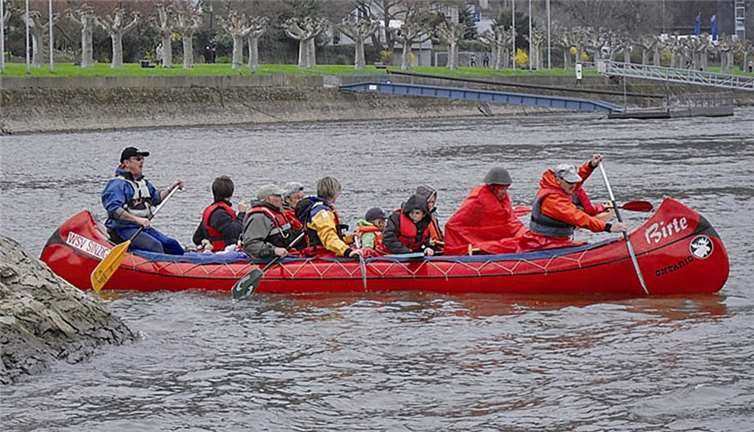 Kräftig gegen den Wind paddeln mussten die zehn Jugendlichen und elf Erwachsenen des Wassersportvereins beim Anpaddeln von Andernach nach Sinzig. privat
