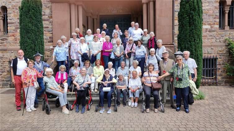 Kräftig unterstützt von der Hildegard und Arno Lückert-Stiftung führte ein Ausflug am 17. Juli 2025 eine Gruppe von 43 Seniorinnen und Senioren in den Rheingau bei Rüdesheim. Foto: privat