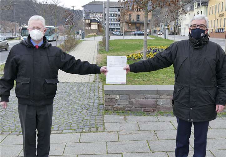 Kräftige Finanzspritze für Breitband im ländlichen Raum: Staatsminister Roger Lewentz übergibt Landrat Frank Puchtler den Förderbescheid des Landes über 19.8 Mio. Euro. Foto: Rhein-Lahn-Kreis