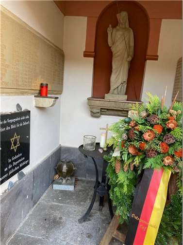 Kränze als Symbol des Gedenkens und der Mahnung. Quelle: