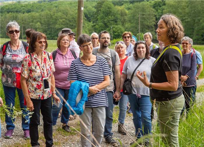 Kräuterexpertin Iris Franzen referierte zwischen Wiesen, Wald und Feldern. Foto: privat