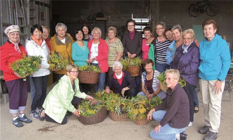 Kräutersammlung der katholischen Frauen und deren Kaffeetrinken. FA