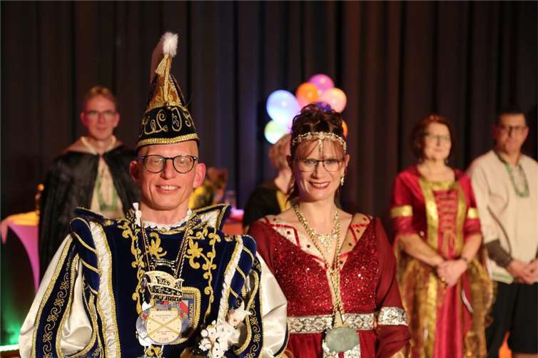 Ransbach-Baumbach feiert seine neuen Karnevalsoberhäupter Kräutscheskönig Christoph III. und Obermöhn Jenny I. regieren ab sofort das närrische Treiben in der Töpferstadt. Fotos: Christoph Fohr