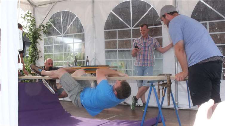 Kraft, Geschicklichkeit und Wendigkeitwaren bei der „Bierbank“ gefragt.