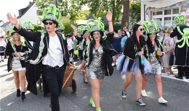 „Kraken“ nannten sich diese Karnevalistenim Kleinmaischeider Rosenmontagszug.