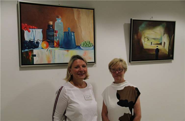 Krankenhausoberin Gaby Frömbgen (l.) freut sich über die Ausstellung von Barbara Becker. Foto: privat
