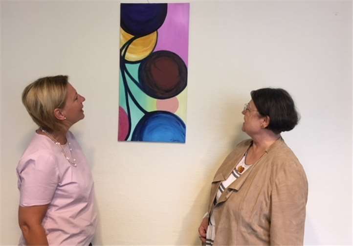 Krankenhausoberin Gaby Frömbgen (li.) freut sich über die farbenfrohe Ausstellung von Sieglinde Spanier in der Brohltal-Klinik St. Josef.Privat