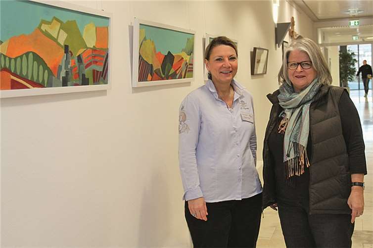 Krankenhausoberin Gaby Frömbgen (li.) freut sich über die Kunstausstellung von Angelika Furth (re.). Cornelia Kreutzberg