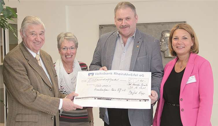 Krankenhausoberin Gaby Frömbgen (r.), Dr. Gerhard Kreuter, der Erste Vorsitzende des Fördervereins des Krankenhauses Maria Hilf (l.) und Schriftführerin Anita Zimmermann (2.v.l.) bedanken sich bei Manfred Krupp (2.v.r.) für die großzügige Spende in Höhe von 1.800 Euro, die er statt Geschenke zu seinem 50. Geburtstag und zum 25-jährige Firmenjubiläum erhalten hat. Cornelia Kreutzberg