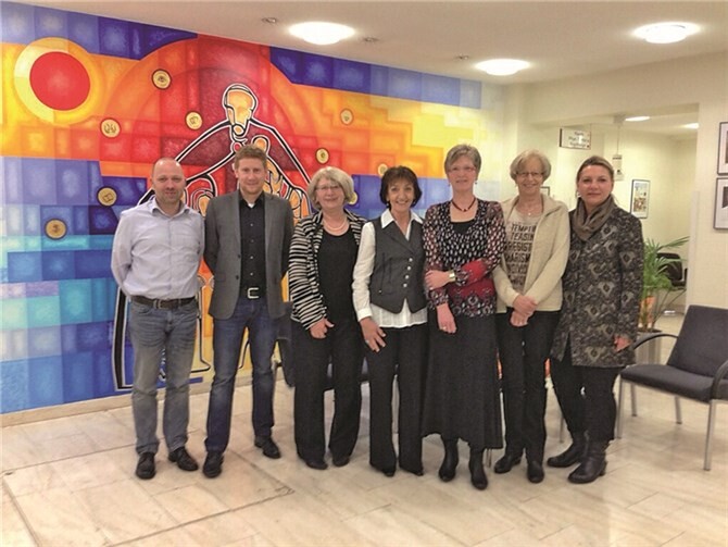 Krankenhausoberin Gaby Frömbgen (rechts), Chefarzt Dr. Martin Holl und Klaus Wilhelm, kaufmännische Leitung der Brohltal-Klinik (von links) im Kreise einiger Jubilare.privat