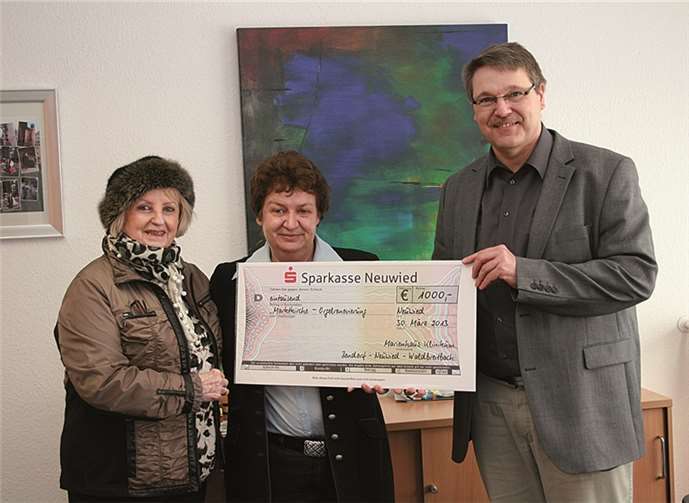 Krankenhausoberin Therese Schneider, Mitte, überreicht mit Brigitte Ursula Scherrer, links, eine Spende an Thomas Schmidt, Kirchenmusikdirektor der Marktkirche Neuwied.privat