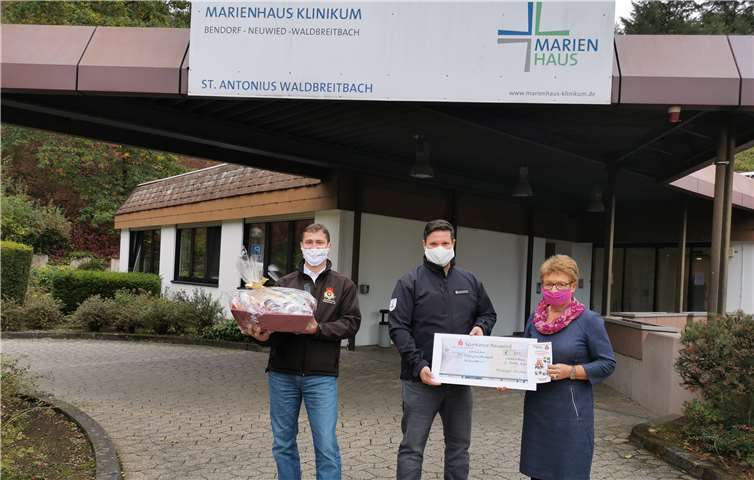 Krankenhausoberin Therese Schneider übergibt den Spendenscheck an Stefan Eutebach (Mitte) und Carsten Groth, beide Vorstandsmitglieder der BRH Rettungshundestaffel Westerwald.Foto: Marienhaus