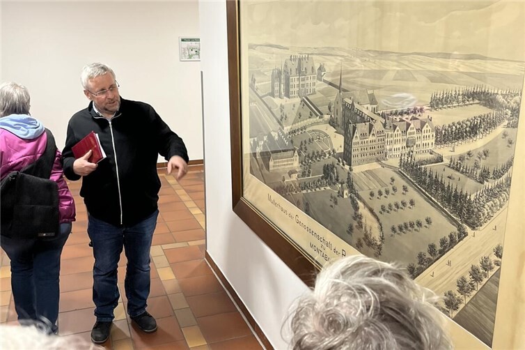 Krankenhausseelsorger Thomas Müller erläutert den Gottesdienstteilnehmern die Historie des Montabaurer Krankenhauses