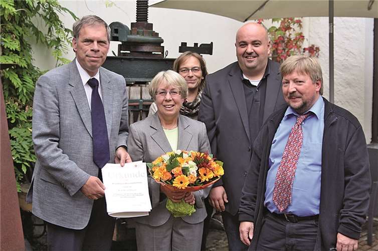Krankenschwester Birgit Flügger (Mitte) steht seit 40 Jahren im Dienste des DRK. Zu den ersten Gratulanten gehörten unter anderem DRK-Kreisvorsitzender Achim Haag (li.), DRK-Kreisgeschäftsführer Frank Trömel (re.), Pflegedienstleiterin Elke Pitzner (hinten) und Betriebsratsmitglied Alexandros Zogas (2.v re.). Thorsten Trütgen