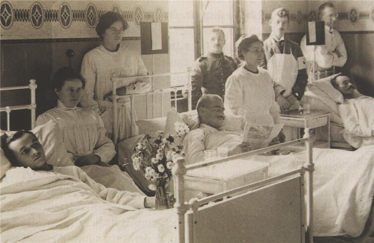 Krankenzimmer mit verwundeten Soldaten und Personal, um 1915 Quelle: Archiv Johann Winter-Museum, Andernach (Fotograf unbekannt)