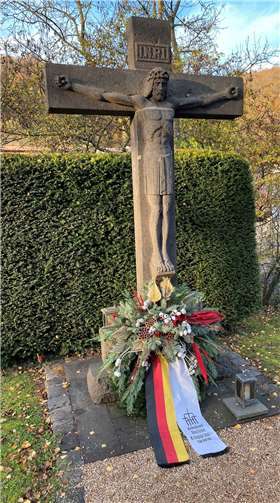 Kranzniederlegung am Adenauer Friedhof.