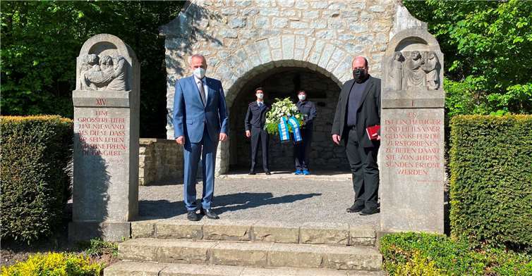 Kranzniederlegung am Ehrenmal: Bürgermeister Jörg Schmidt (li.), Pfarrer Michael Maxeiner (re.) und Kameraden der Freiwilligen Feuerwehr (hinten).Foto: Gemeinde Wachtberg/mz