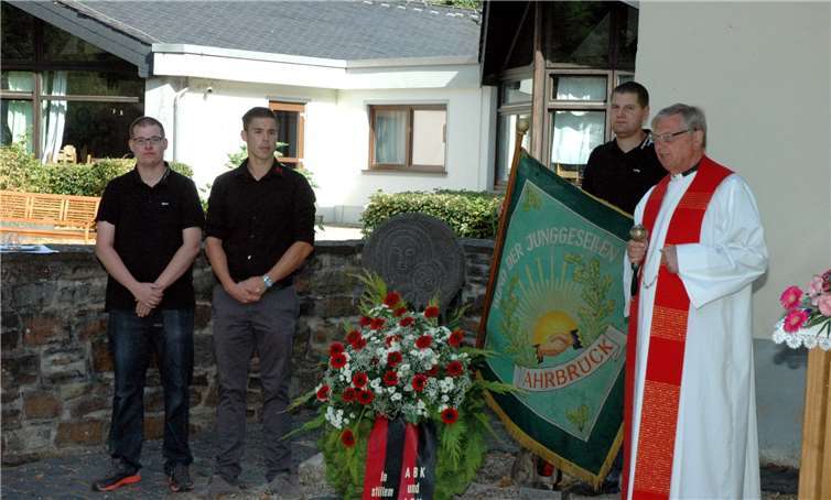 Kranzniederlegung am Ehrenmal der Rochuskapelle (v. li.): Vorsitzender JGV Ahrbrück Thomas Winterscheidt, Vorsitzender Sportverein ABK 54 Ahrbrück Michael Winterscheidt, stellvertretender JGV Ahrbrück André Stein, Pfarrer Volker Dupont. UM