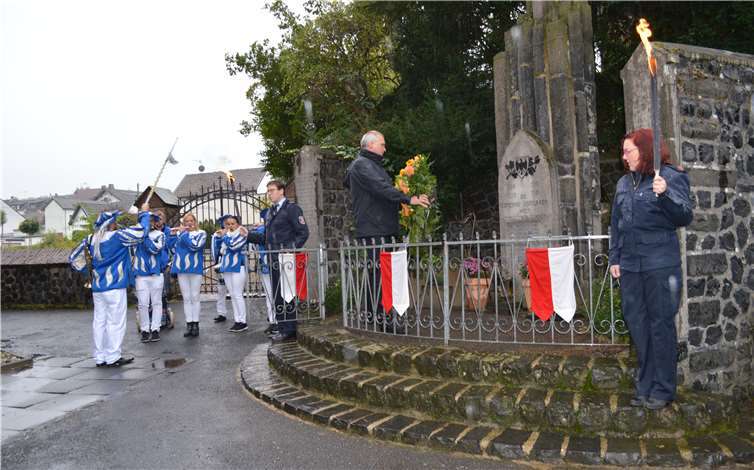 Kranzniederlegung am Ehrenmal durch Ortsvorsteher Egmond Eich.