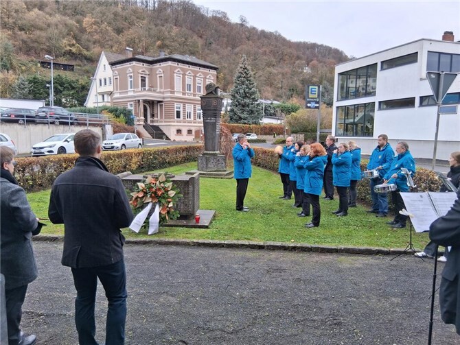 Kranzniederlegung am Ehrenmal mit musikalischer Begleitung durch Tambourcorps und Posaunenchor.  Foto: Andreas Köpping
