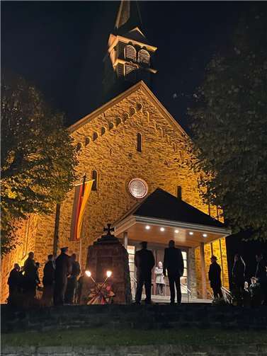 Kranzniederlegung am Ehrenmal vor der St. Michael Kirche in Roßbach.  Foto: Rudolf Boden