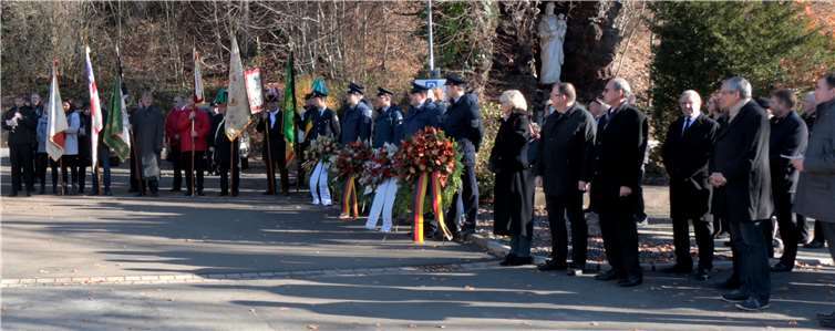 Kranzniederlegung am Ehrenmal zum Volkstrauertag in Adenau. SES