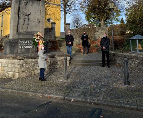 Kranzniederlegung am Volkstrauertag in Wölferlingen.Quelle: Ortsgemeinde Wölferlingen