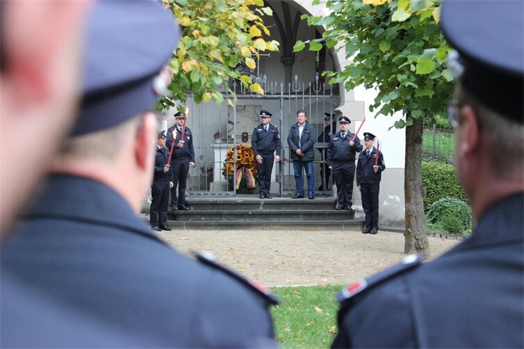 Kranzniederlegung an der Alten Kirche zu Ehren der verstorbenen Kammeraden.