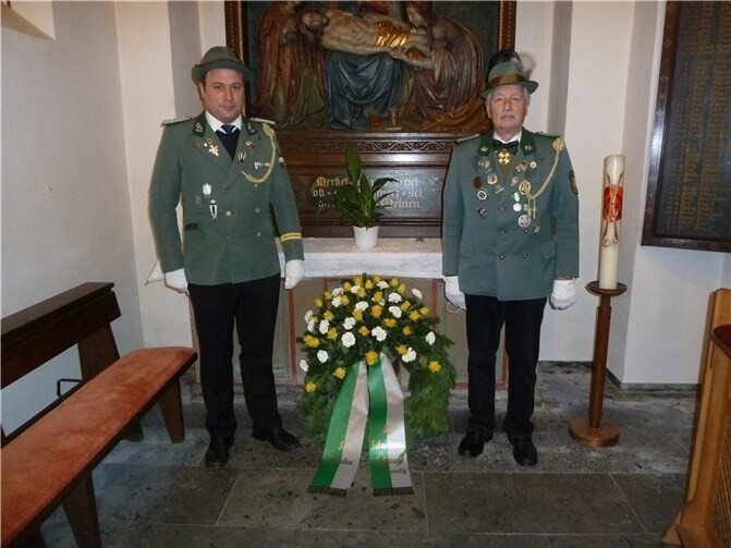 Kranzniederlegung in der Kirche St. Genovefa.  Foto: privat