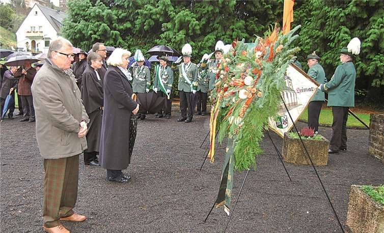 Kranzniederlegung vor dem Ehrenmal. FA