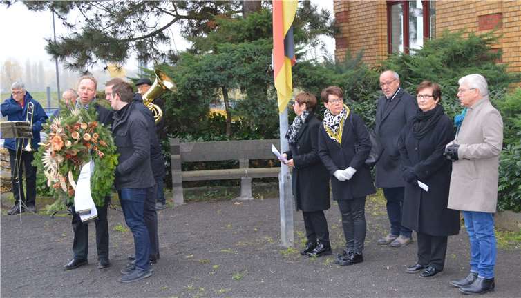 Kranzniederlegung zum Gedenken an die Toten.