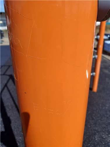 Sinzig: Vandalismus und Diebstahl an der Calisthenics-Anlage Kratzer an den Pfosten. Foto: Stadtverwaltung Sinzig